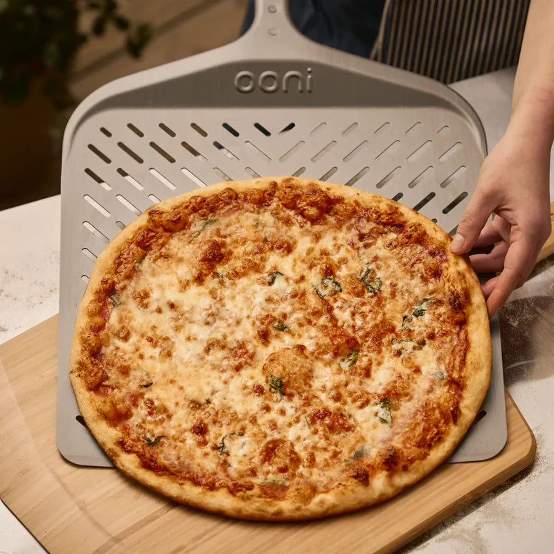 Prémiová perforovaná lopata na pizzu Signature – 12" (35 cm)